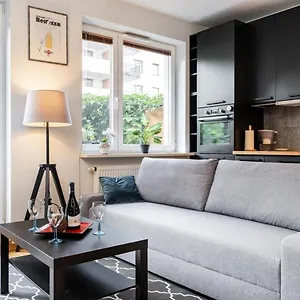 Apartament Modern 70m With Private Garden Metro, Warszawa